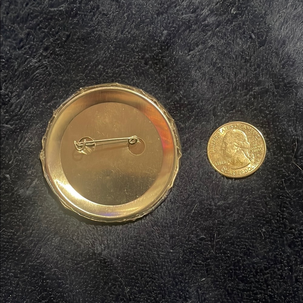 Alien Button Pin - Picture 2 of 2